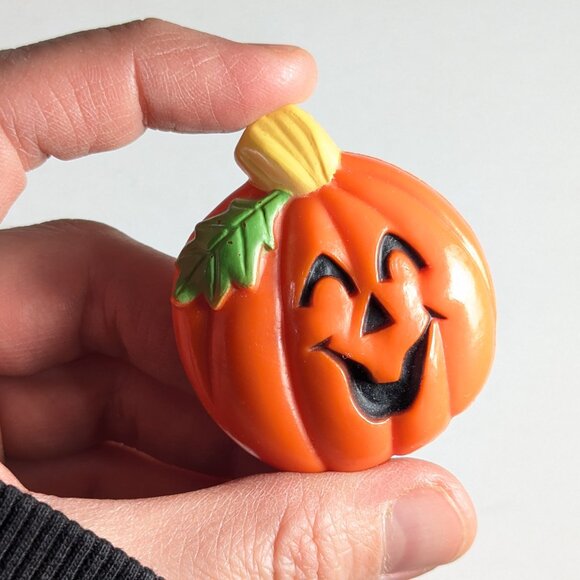 Vintage Laughing pumpkin Halloween brooch, plastic pumpkin pin made in Hong Kong - Picture 3 of 6